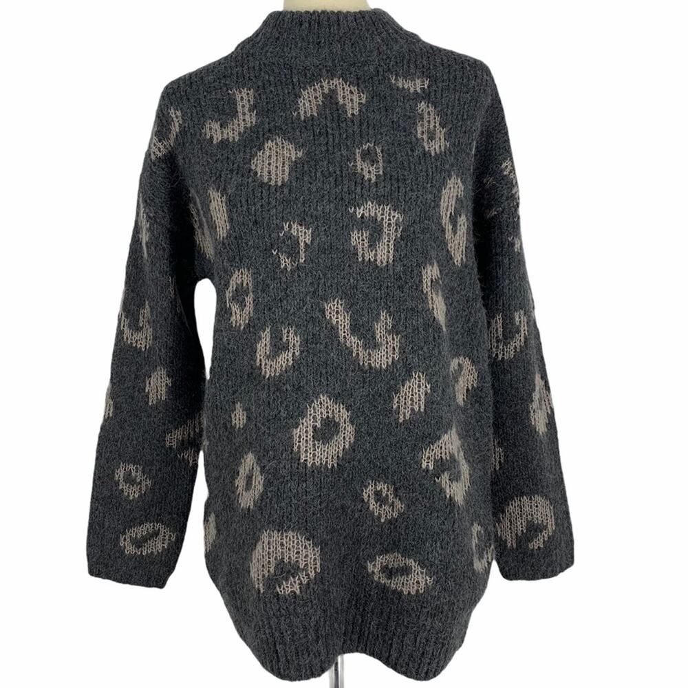 Universal Thread Gray Knit Sweater Women's Size Small Animal Spotted